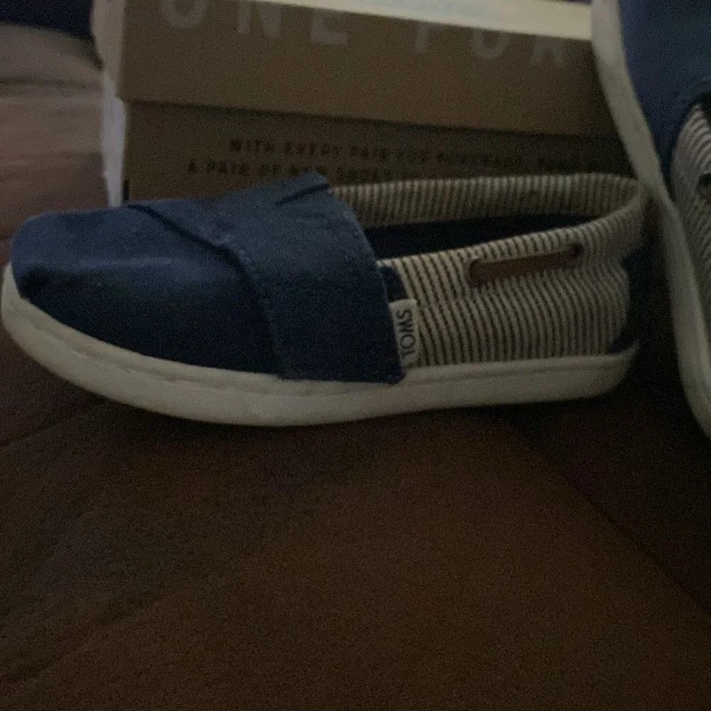 Tom’s little kids canvas slip ons - great condition